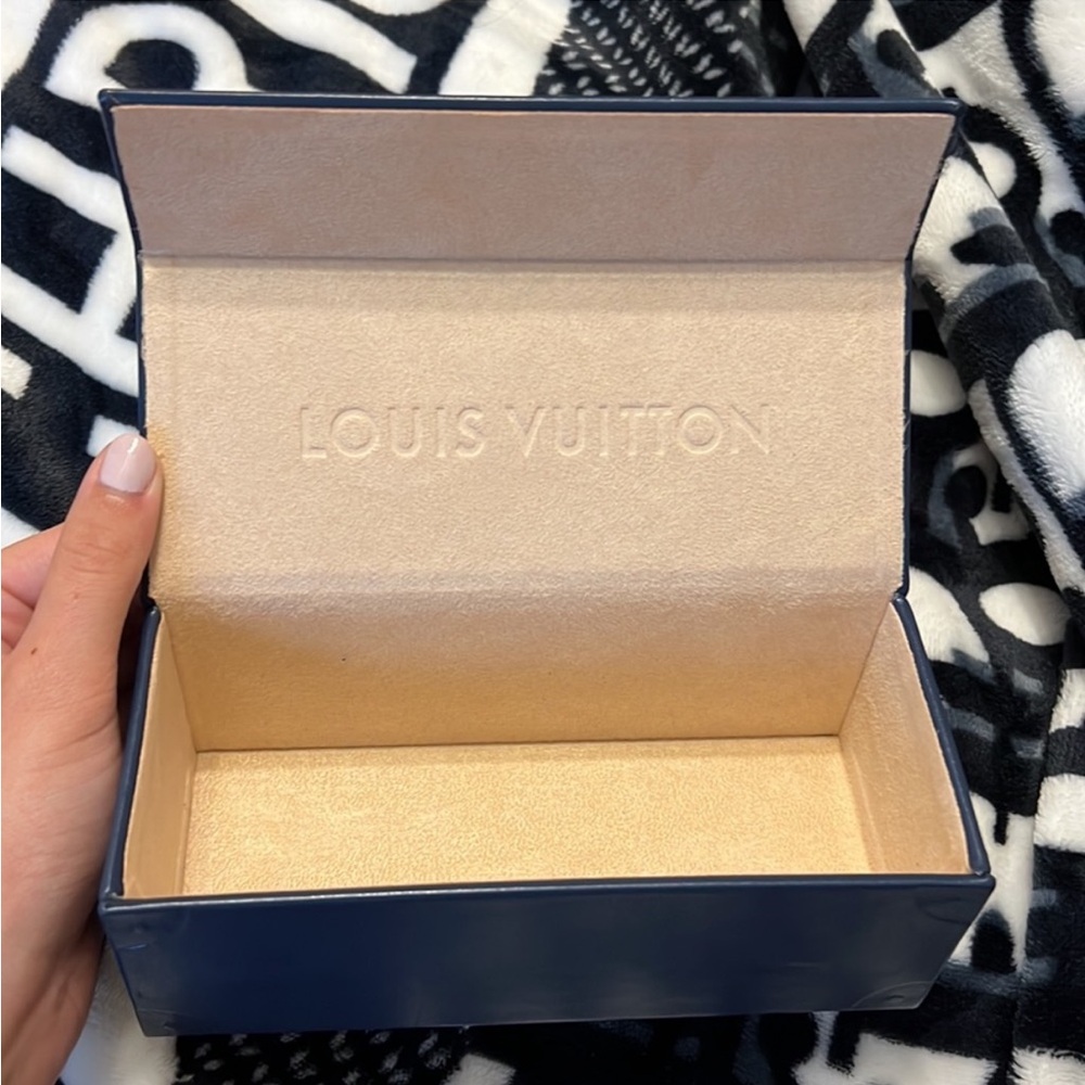 Louis Vuitton sunglasses case - Picture 2 of 3